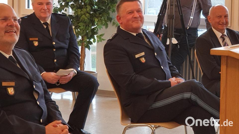 Der scheidende PI-Leiter Hermann Weiß (Zweiter von rechts) bei seiner Verabschiedung in Neustadt/WN mit Polizeipräsident Norbert Zink (links), seinem Stellvertreter Polizeihauptkommissar Georg Fritsch (Zweiter von links) und Personalratsvorsitzendem Franz Eichenseher. Bild: Lowak