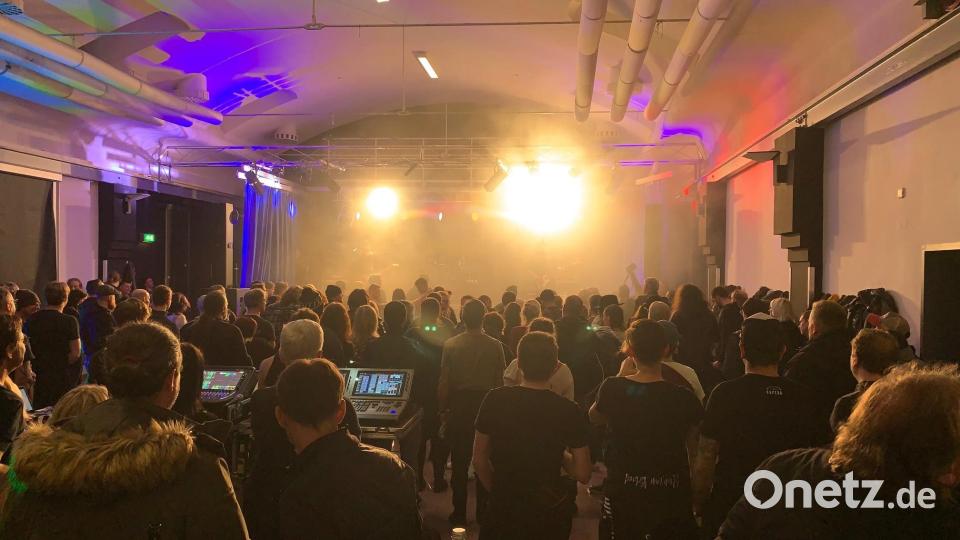 Das Benefizkonzert von acht Bands im Jugendzentrum wollten sich rund 250 Musikfans nicht entgehen lassen. Bild: roa
