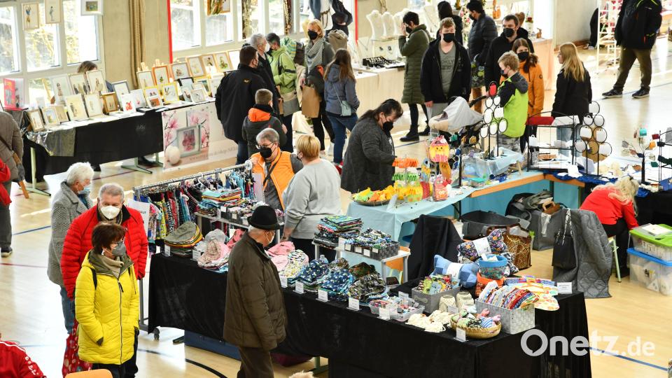 Viele interessierte Besucher schlenderten über den schönen Frühlingsmarkt in der Landraf-Ulrich-Halle. Bild: Freya Stoeckl