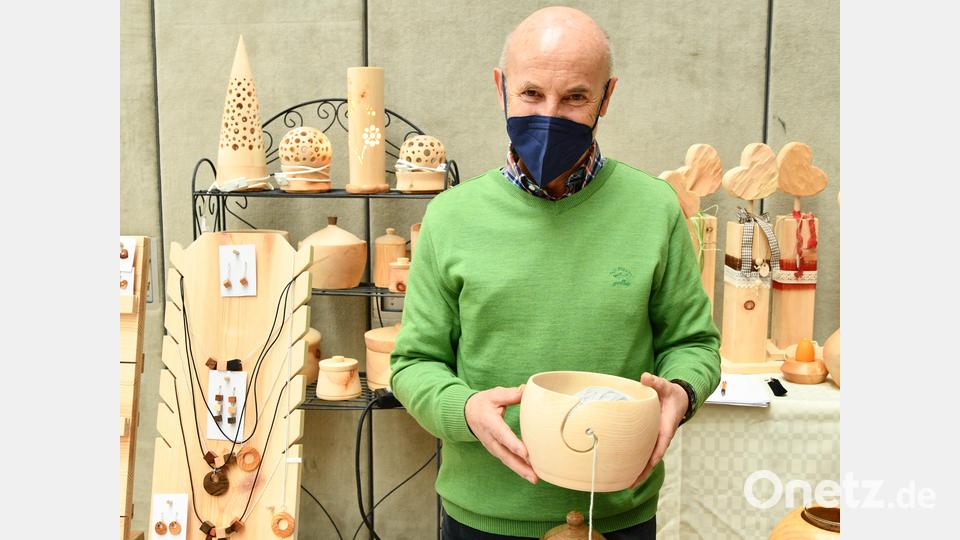 Handgefertigte Unikate aus Holz stellt der Wackersdorfer Erich Götz her. Von der Wollknäuel-Schale mit praktischem Schnurhalter, über Ketten, Dekoartikel und Kugelschreiber reichte sein hochwertiges Sortiment. Bild: Freya Stoeckl