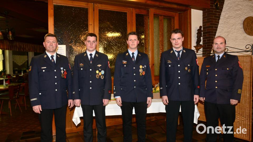 Kreisbrandrat Marco Saller (rechts) und Bürgermeister Rainer Rewitzer gratulieren Sven Riedel zur Wahl zum Kommandanten der Feuerwehr Pleystein, ebenso Daniel Kabitschke, der neuer zweiter Kommandant ist, und Atemschutzgruppenführer Sandro Popp (von links). Bild: bey