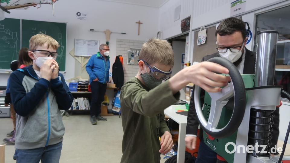 Nur nicht zu tief bohren. Hier bauen sich Schüler ein Insektenhotel. Bild: Kunz