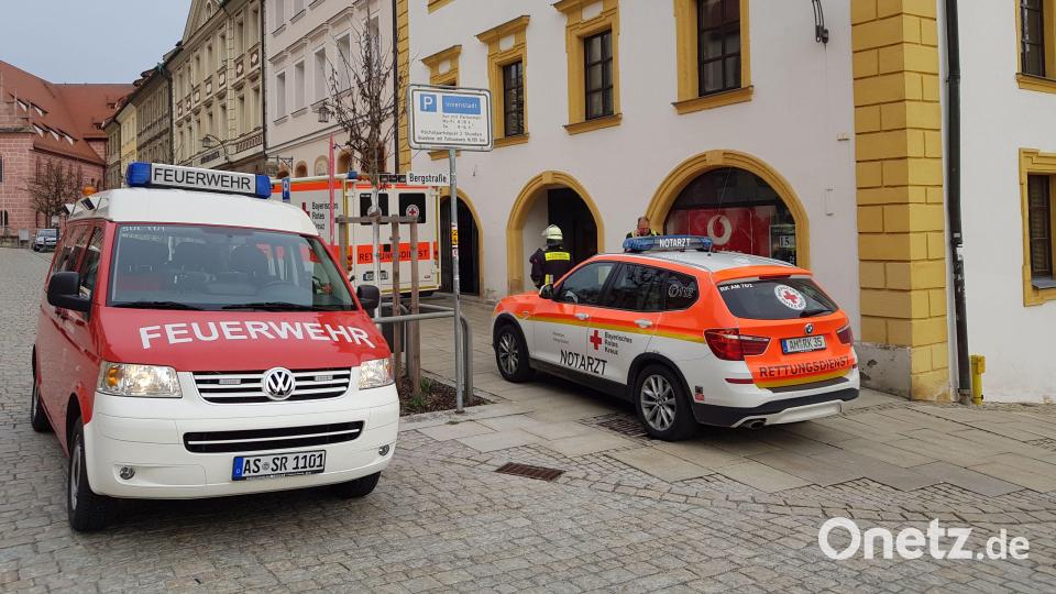Vom Dach eines Gebäudes am Luitpoldplatz in Sulzbach stürzte ein Mann acht Meter in die Tiefe und verletzte sich schwer. Feuerwehr, Notarzt und Polizei eilten zum Unfallort. Bild: Tobias Gräf