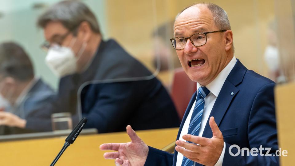 Alexander König, (CSU) stellvertretender Fraktionsvorsitzender, spricht während der Plenarsitzung im bayerischen Landtag zum Auftakt der dreitägigen Haushaltsberatungen. Zunächst steht unter anderem der Etat des Ministerpräsidenten und der Staatskanzlei auf der Tagesordnung. Im Hintergrund sitzt Markus Söder (CSU) Ministerpräsident von Bayern, auf seinem Platz. Bild: Peter Kneffel