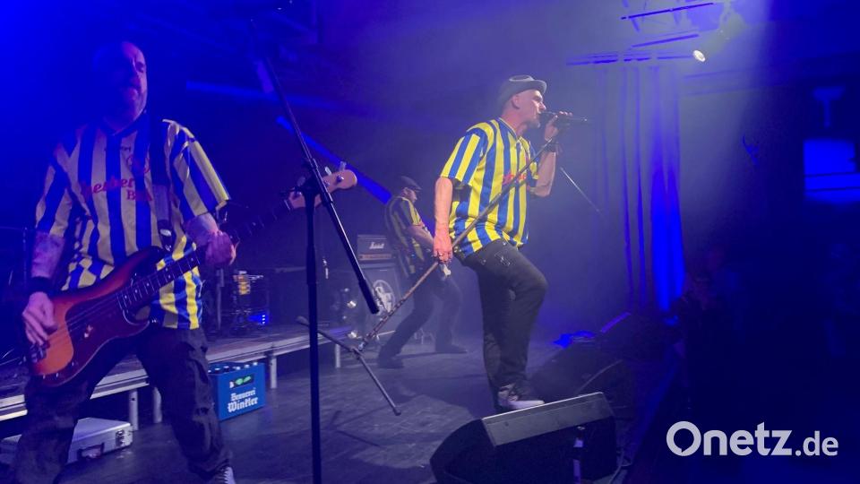 Auftritt in blau-gelb: Die Punkrocker von Special Gue$t, die das Benefizkonzert initiiert hatten, zeigen ihre Verbundenheit mit der Ukraine auch in deren Nationalfarben. Bild: roa