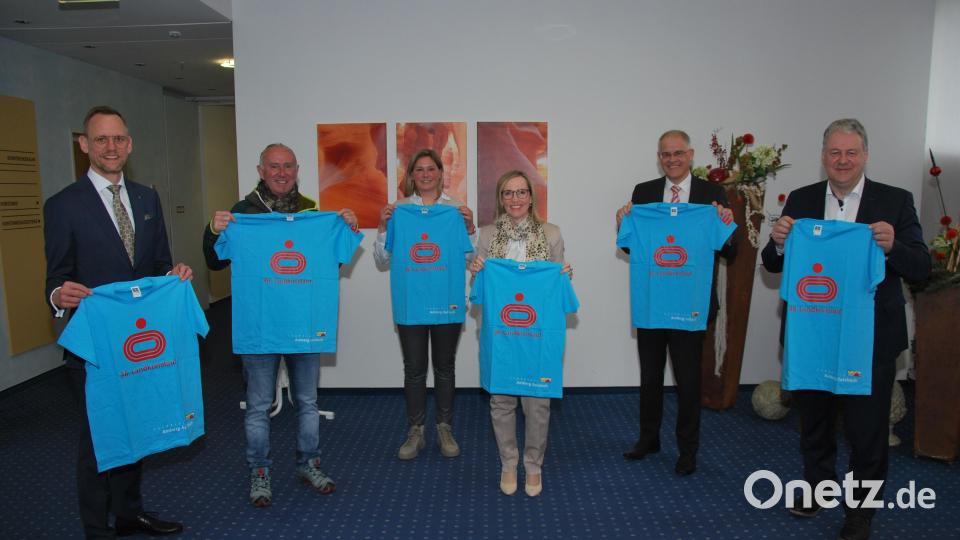 In diesem Jahr sind die Landkreislauf-Shirts hellblau, das zeigten (von links): Thomas Pickel (Sparkasse Amberg-Sulzbach), Erich Dömel, Stephanie Winter, Kathrin Schmidt (Sparkasse Amberg-Sulzbach), Alexander Düssil (Sparkasse Amberg-Sulzbach) und Landrat Richard Reisinger. Bild: gsp