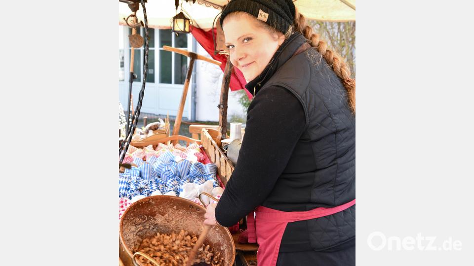Jennifer Sponner aus Simbach sorgte mit frisch gebrannten Mandeln und einem reichen Nusssortiment für wahre Gaumenfreuden. Bild: Freya Stoeckl