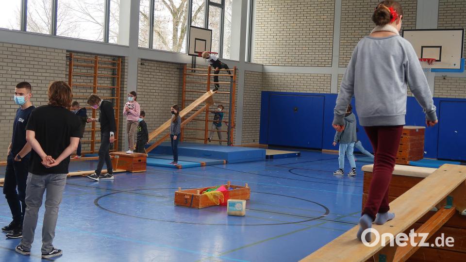 Großes Interesse findet der sportliche Geschicklichkeitsparcours in der Turnhalle. Bild: Kunz