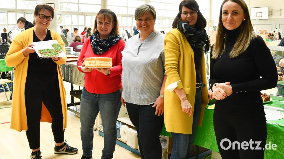 Organisationsleiterin Anett Holzgartner (links) war sichtlich zufrieden und stolz auf ihre vielen Helfer. Ihr Team hatte alle Hände voll zu tun, um Kaffee und Kuchen, Würstl und andere Köstlichkeiten an die vielen Besucher zu bringen. Bild: Freya Stoeckl