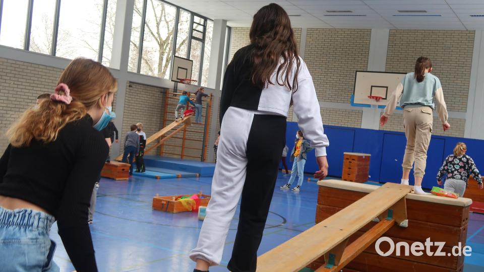 Großes Interesse findet der sportliche Geschicklichkeitsparcours in der Turnhalle. Bild: Kunz