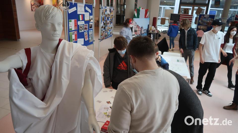 Die Sprachenfächer präsentieren sich in der Mensa. Bild: Kunz