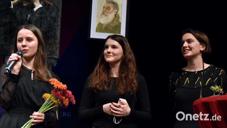 Die drei Trägerinnen des Amberger Kulturförderpreises 2022 (von links): Paulina Strebel, Jule Rudrof und Flora Lottner. Bild: Stephan Huber