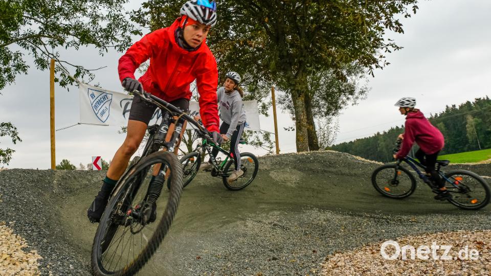 Mit Hilfe des Jugendrats soll in Tirschenreuth eine Pumptrackbahn realisiert werden. In Elbart bei Freihung im Landkreis Amberg-Sulzbach gibt es solch einen Fahrrad-Parcours bereits (Bild). Archivbild: chl