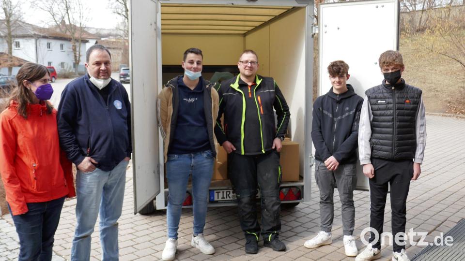 30 Kartons mit Sachspenden sammelten die Schüler. Im Bild beim Verladen: (von links) Daniela Haberkorn, Thomas Haberkorn, Laurin Helm (M 10), André Röckl, Elias Brunner (M 9), Georg Schmid (M 9). Bild: Jürgen Wilka/exb