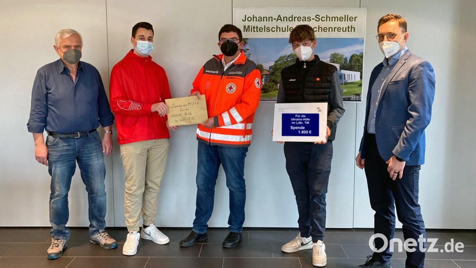 Bei einer Spendenaktion der Mittelschule konnten insgesamt 1800 Euro gesammelt werden. Im Bild die Übergabe an das BRK (von links): Konrektor Joachim Kruppa, Laurin Helm (M 10), BRK-Kreisgeschäftsführer Holger Schedl, Georg Schmid (M 9) und Rektor Jürgen Bayer. Bild: Jürgen Wilka/exb