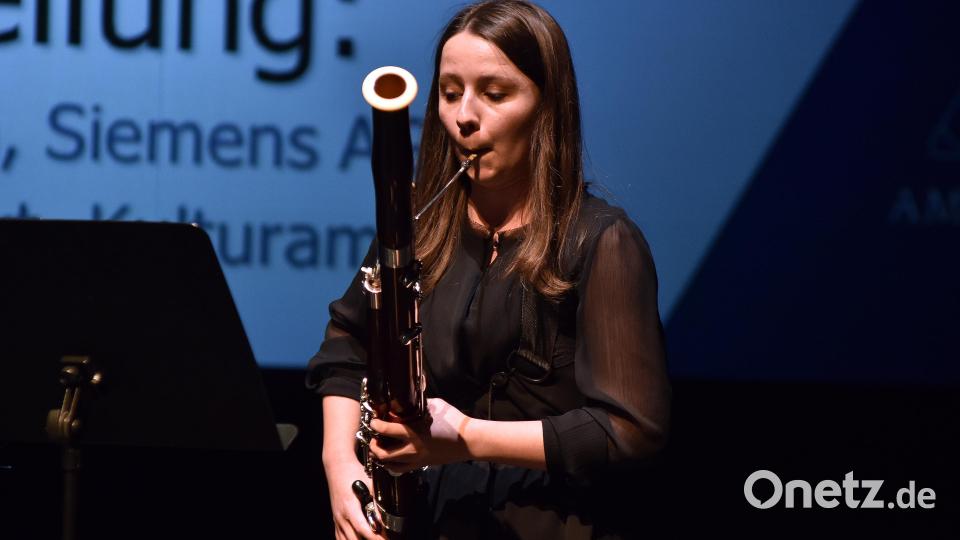 Paulina Strebel mit ihrem Lieblingsinstrument, dem Fagott. Bild: Stephan Huber