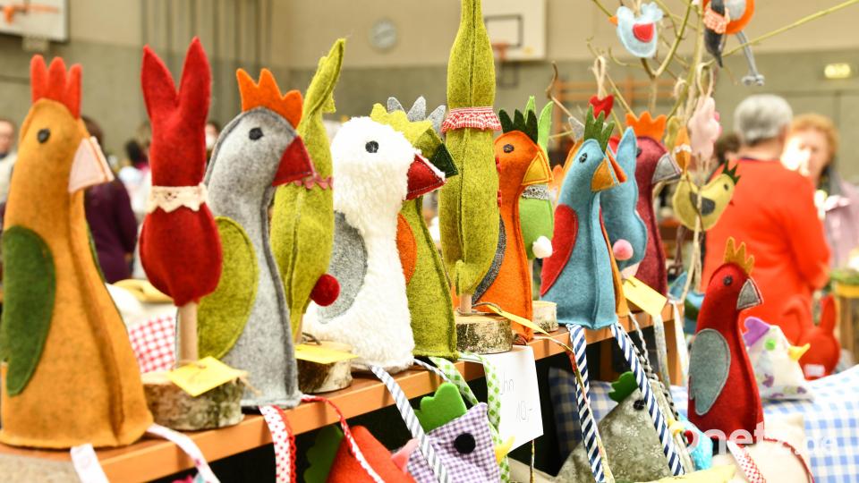 Jetzt wird´s bunt. Das könnte das Motto des diesjährigen Osterfestes sein. Farbenfrohe Stoff- und Filzhühner waren ein schöner Blickfang. Bild: Freya Stoeckl