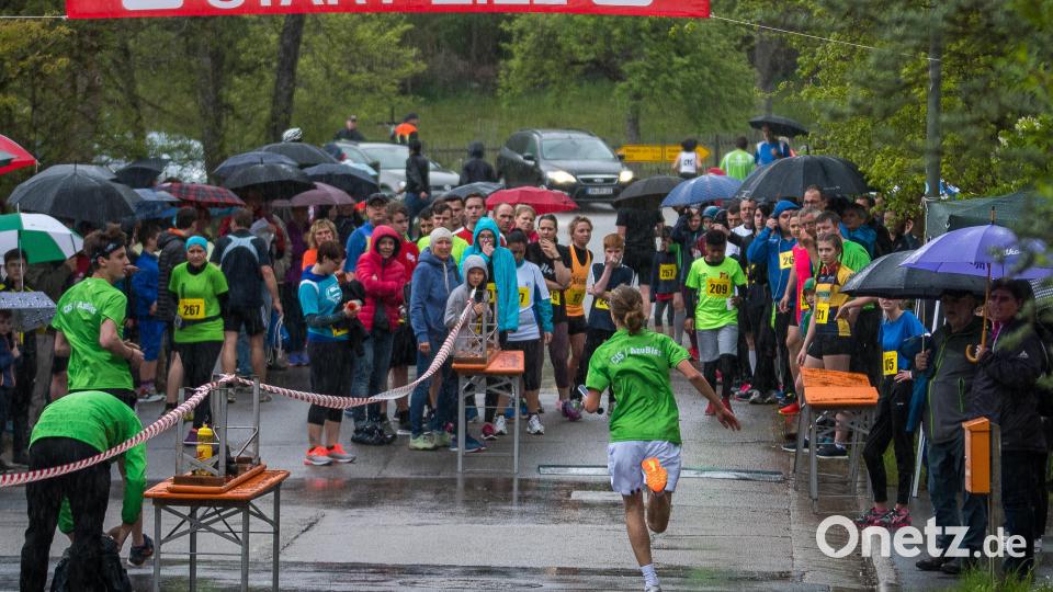 So nass war die Zielankunft beim Landkreislauf 2019. Bild: chl