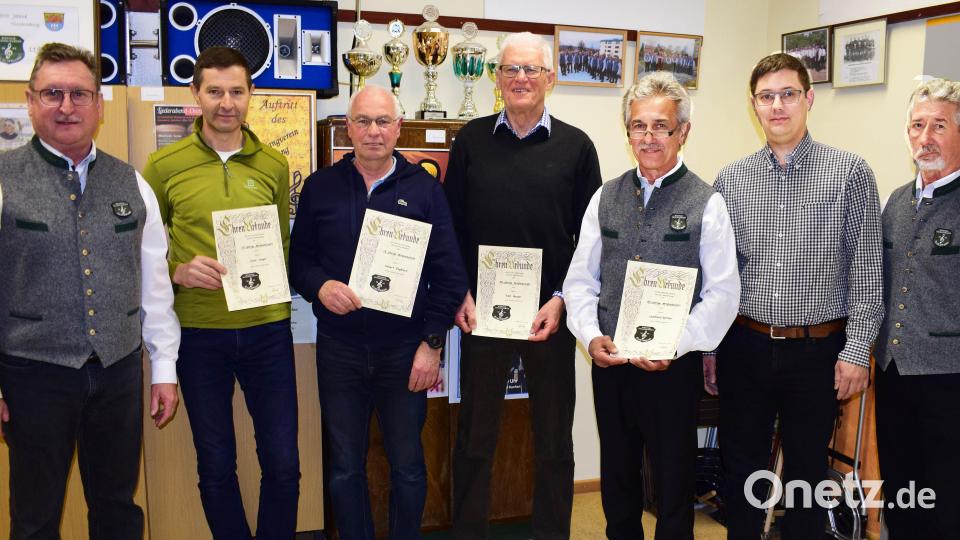 Ehrungen beim MGV Illschwang (von links): Zweiter Vorsitzender Hermann Weiß. Josef Langer (25 Jahre), Hubert Englhard (25 Jahre), Karl Burger (50 Jahre), Leonhard Geitner (50 Jahre), Zweiter Bürgermeister Benjamin Hiltl und Vorsitzender Josef Geitner. Bild: no