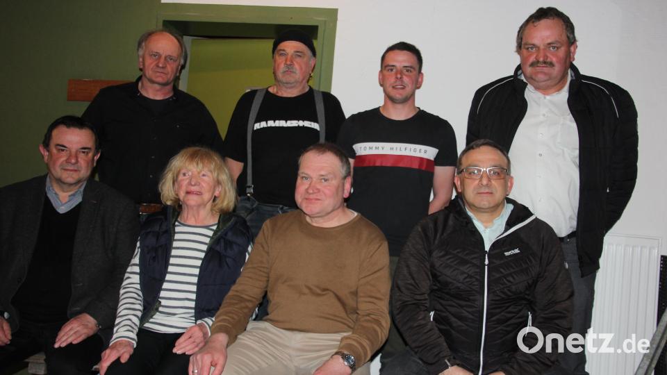 Dieses Vorstandsteam bestimmt die Richtlinien in den kommenden zwei Jahren beim TSV Bärnau. Im Bild das Gremium mit Gästen (vorne von links): Stadtpfarrer Konrad Amschl, Renate Brunner, 1. Vorsitzender Markus Fichtner und Rainer Daubitzer sowie (hinten von links) Helmut Thanner, Siegmund Mages, Dominik Reiter und 2. Bürgermeister Michael Schedl. Bild: kro
