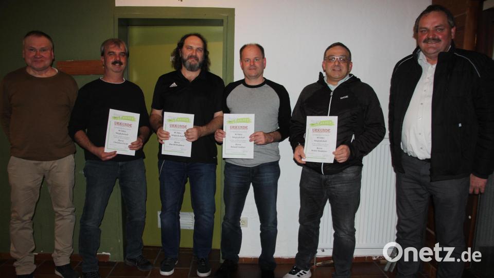 Diese Mitglieder wurden für 40Jahre Vereinstreue ausgezeichnet (von links): Vorsitzender Markus Fichtner, Christian Friedl, Harald Daubitzer, Roland Gleißner, Rainer Daubitzer und 2. Bürgermesiser Michael Schedl. Bild: kro