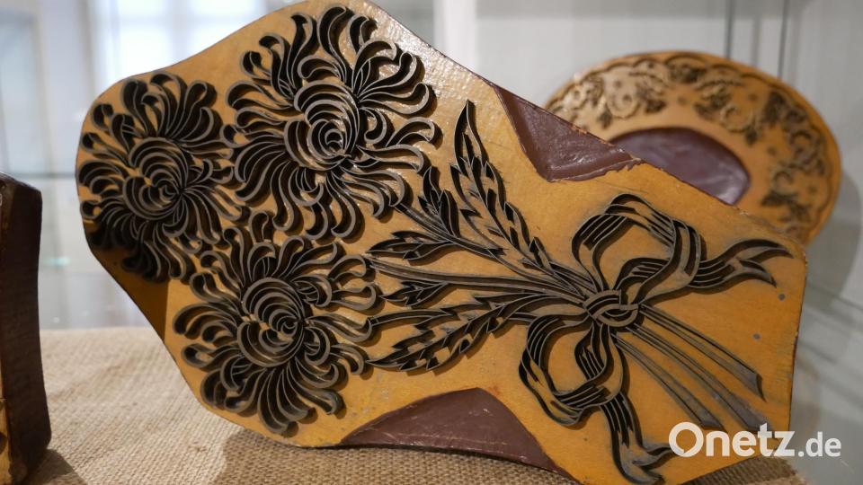 Zahlreiche historische Druckstempel können zusammen mit von den Hatzenreuther Landfrauen unterschiedlich bedruckten Textilien in der Sonderausstellung besichtigt werden. Bild: hmr