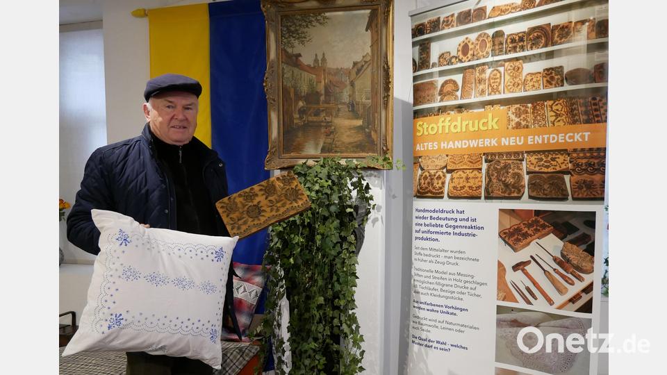 Hans Zölch, der kommissarisch die Leitung des Stiftlandmuseums übernommen hat, bereitete mit seinem Team und den Hatzenreuther Landfrauen eine sehenswerte Sonderausstellung mit zwei Themenbereichen vor. Bild: hmr