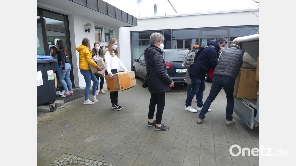 Schüler und Mitarbeiter des AK Asyl verladen zahlreiche für die Kleiderkammer bestimmte Kartons. Bild: rn