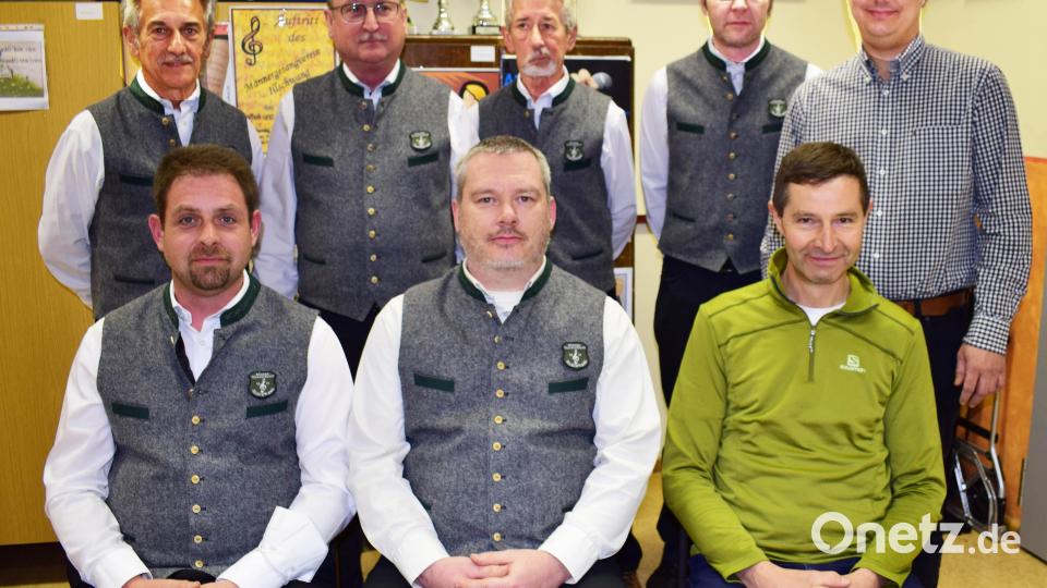 Der weitgehend in seinen Ämtern bestätigte Vorstand des Männergesangvereins Illschwang mit dem Vorsitzenden Josef Geitner (stehend, Dritter von links), der seit mittlerweile 38 Jahre an der Spitze steht. Bild: no