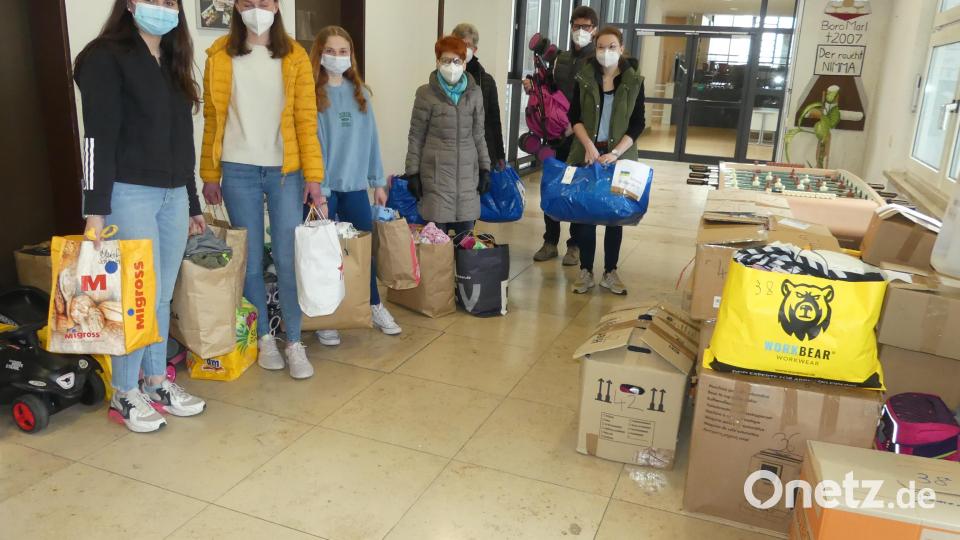 Die Gymnasiasten hatten mit Bettina Kummer (rechts) die Übergabe der Kleiderspenden vorbereitet. Bild: rn
