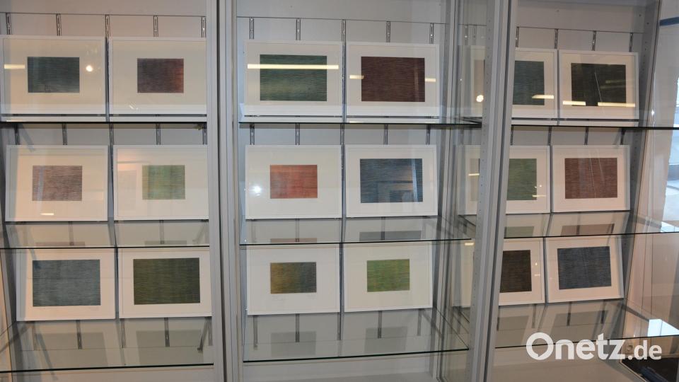 Verschiedene Farbholzschnitte, inspiriert von Musik, sind bei der Ausstellung zu sehen. Bild: jr
