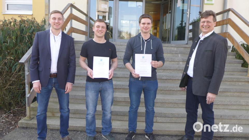 Die Jahrgangsbesten Nikolai Rupprecht, Remmelberg, und Christian Kraus, Gerbersdorf (Zweiter von rechts) mit Semesterleiter Gerhard Schwarz (links) und Schulleiter Reinhold Witt (rechts). Bild: LWS Weiden/exb