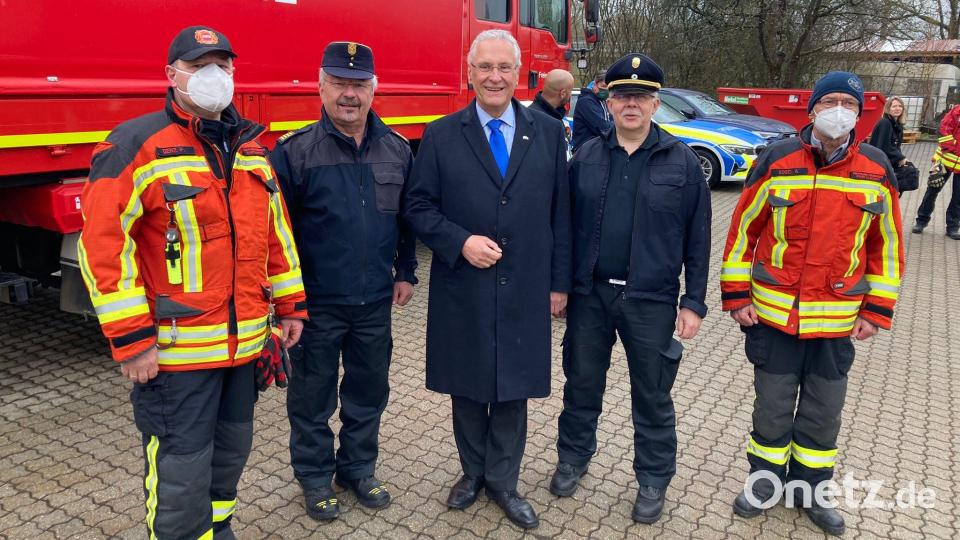 Innenminister Joachim Herrmann (Mitte) mit Kemnaths Feuerwehrkommandant Peter Denz (links) und seinem Begleiter Alfred Vogel (rechts). Der bayerische Minister verabschiedete den Hilfskonvoi in Lauf an der Pegnitz. Bild: mde