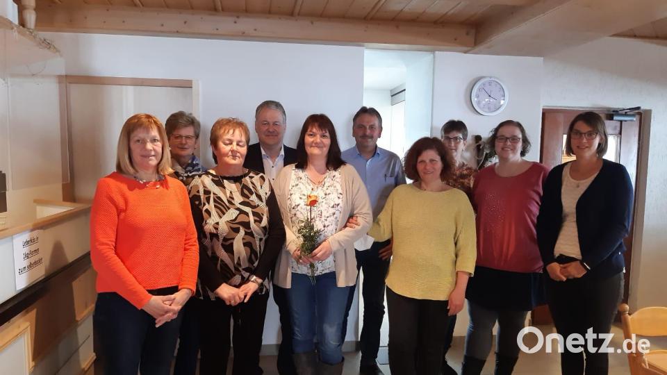 Rund um die neue Vorsitzende Susanne Utz (Fünfte von links) hat sich der Vorstand des Obst- und Gartenbauvereins Eschenfelden formiert; im Bild mit Landrat Richard Reisinger (Vierter von links) und dem Hirschbacher Bürgermeister Hermann Mertel (Sechster von links). Bild: lei