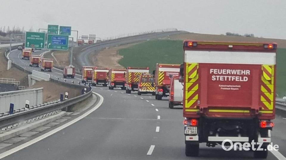 Über drei Kilometer lang war der Konvoi der Feuerwehren aus dem Freistaat, der in &quot;Marschgeschwindigkeit&quot; die Feuerwehrausrüstung aus Bayern für die Ukraine transportierte. Bild: mde