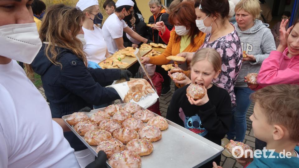 Da freuen sich die Flüchtlinge aus der Ukraine: Schüler der Berufsschule haben Osterbrote und -häschen für sie gebacken. Bild: Kunz