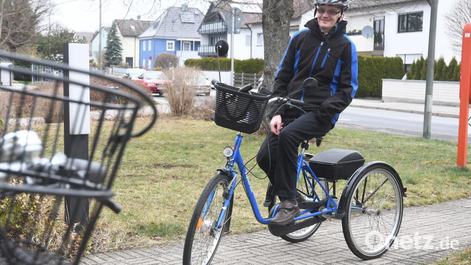 Rudi Schultes mit seinem Fahrrad. Damit fährt er gerne für einen Ausflug in die Stadt, manchmal mit einer der Betreuerinnen der Offenen Behindertenarbeit. Bild: Gabi Schönberger