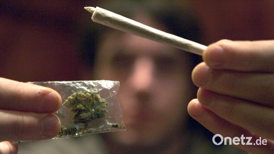 Drogen wie Marihuana (Bild) oder Crystal Meth werden auch in der Kreisstadt gehandelt und konsumiert. Symbolbild: Friso Gentsch/dpa