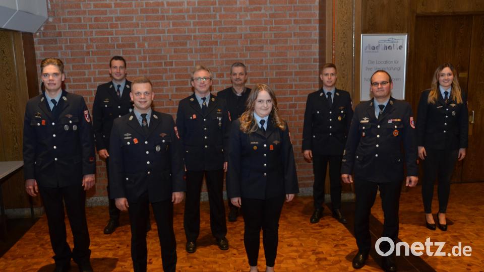 Jonas Dobmayer (links) und Sören Meckl (Zweiter von links) sind die neuen Vorsitzenden der Vohenstraußer Feuerwehr. Bild: dob