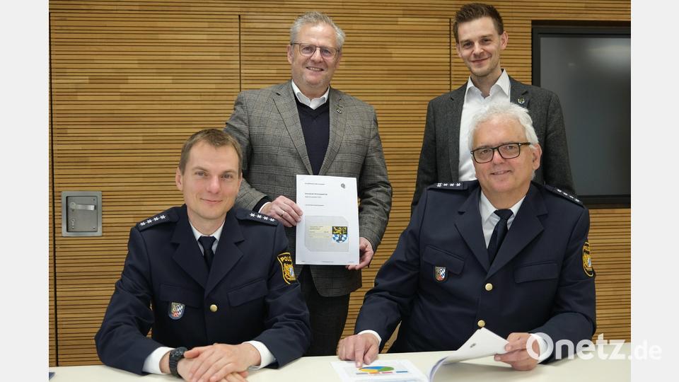 Die Inspektionsleiter Armin Kott (rechts) und Franz-Xaver Michl (links) übergaben den Sicherheitsbericht an Oberbürgermeister Andreas Feller und Ordnungsamtsleiter Stefan Schamberger (stehend von links). Bild: Hirsch