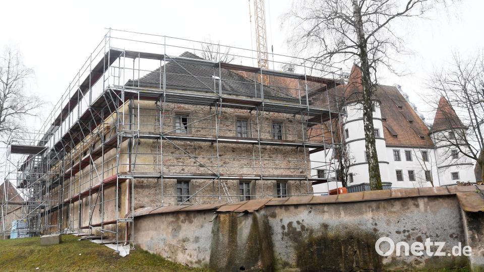 Die Sanierung des ehemaligen Forstamts läuft wie geplant. Das Gerüst steht für die Zimmererarbeiten am Dachstuhl. Bild: Gabi Schönberger