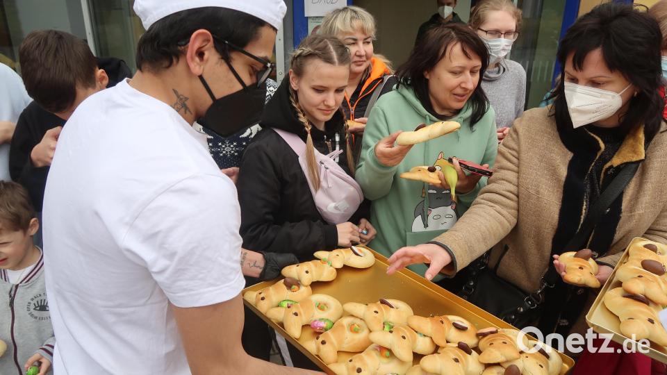 Da freuen sich die Flüchtlinge aus der Ukraine: Schüler der Berufsschule haben Osterbrote und -häschen für sie gebacken. Bild: Kunz