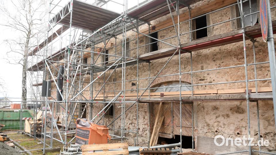 Die Sanierung des ehemaligen Forstamts läuft wie geplant. Das Gerüst steht für die Zimmererarbeiten am Dachstuhl. Bild: Gabi Schönberger