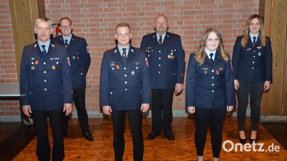 Stadtkommandant Mario Dobmayer (links) ehrte langjährige Aktive. Christian Dirscherl (hinten, Mitte) gehört seit 40 Jahren zur Stützpunktwehr, bei Manuel Woyschnitzka (Zweiter von links) sind es 20 Jahre. Bild: dob