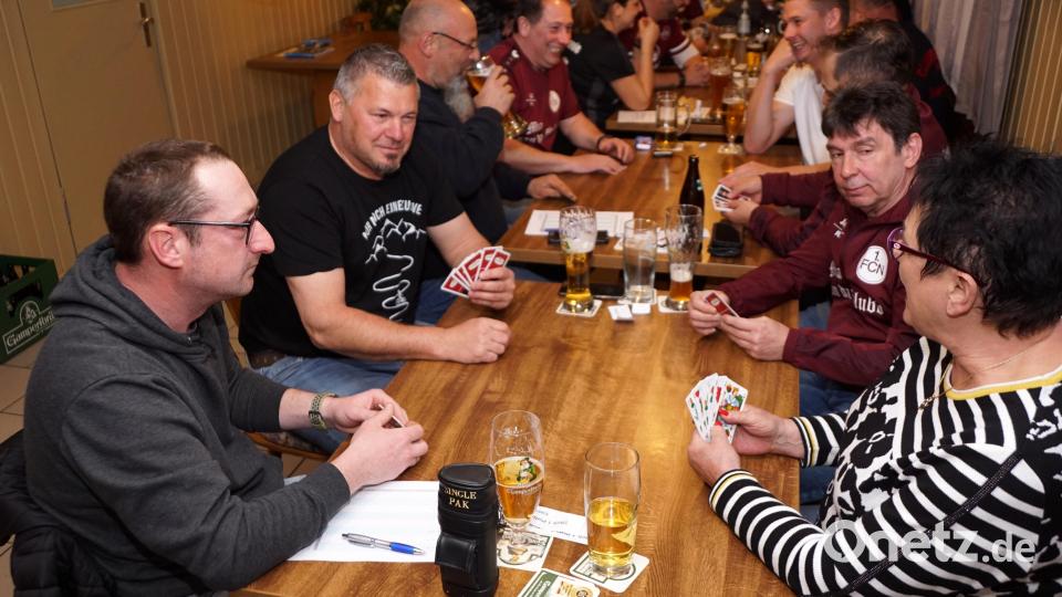 Clubfreunde Preisschafkopf - Fleißig gemischt und gekartelt wurde. Bild: bkr