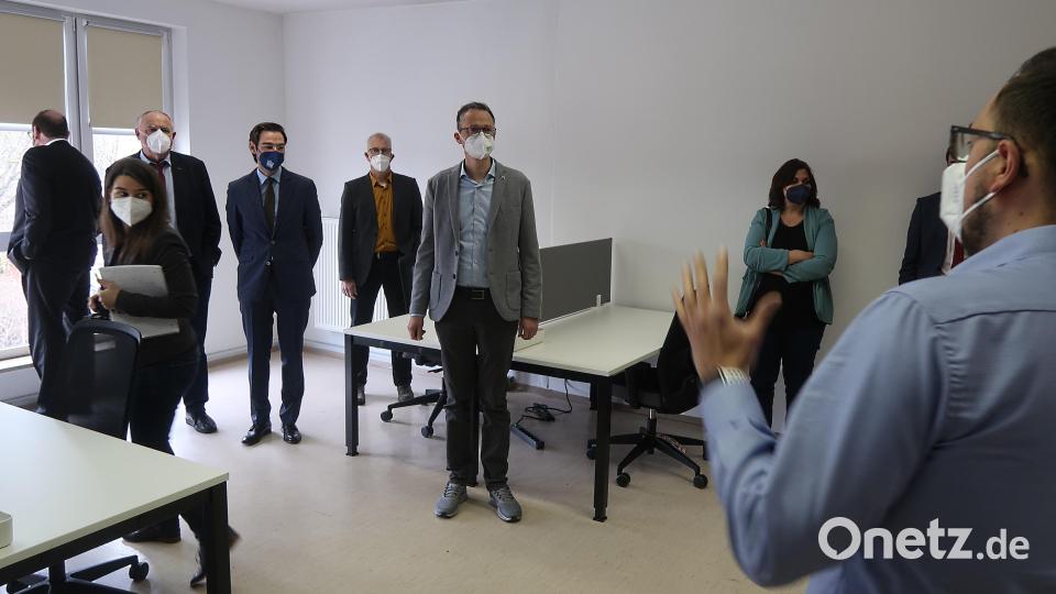 Andre Pscherer führt die Eröffnungsgäste durch die Räume. Bild: Kunz