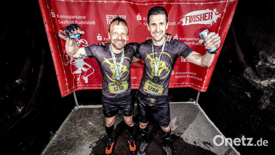 Christian Pirner (links) und Joachim Meidenbauer freuen sich über ihre guten Platzierungen beim "Getting Touch"-Extrem-Hindernislauf in Thüringen. Bild: Meidenbauer/Pirner/exbwku