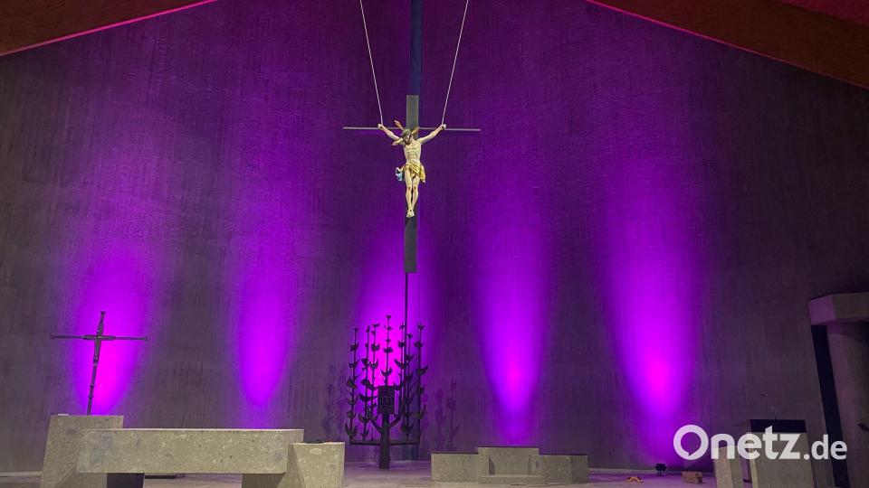 Über dem Altar in der Neuen Kirche Sankt Sebastian in Waldershof hat das neugestaltete Kreuz seinen Platz gefunden und erstrahlt in einem herrlichen Licht. Bild: fpoz