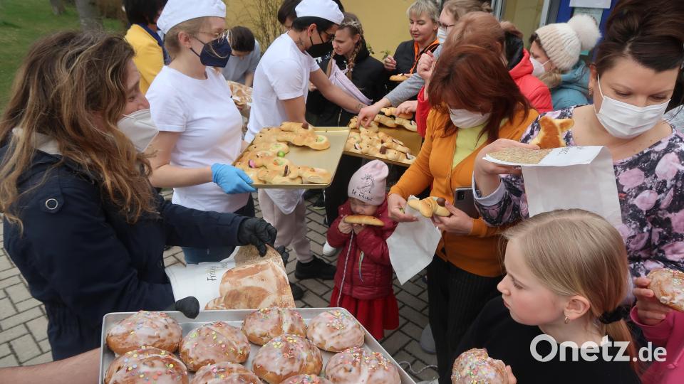 Da freuen sich die Flüchtlinge aus der Ukraine: Schüler der Europa-Berufsschule haben Osterbrote und -häschen für sie gebacken. Bild: Kunz