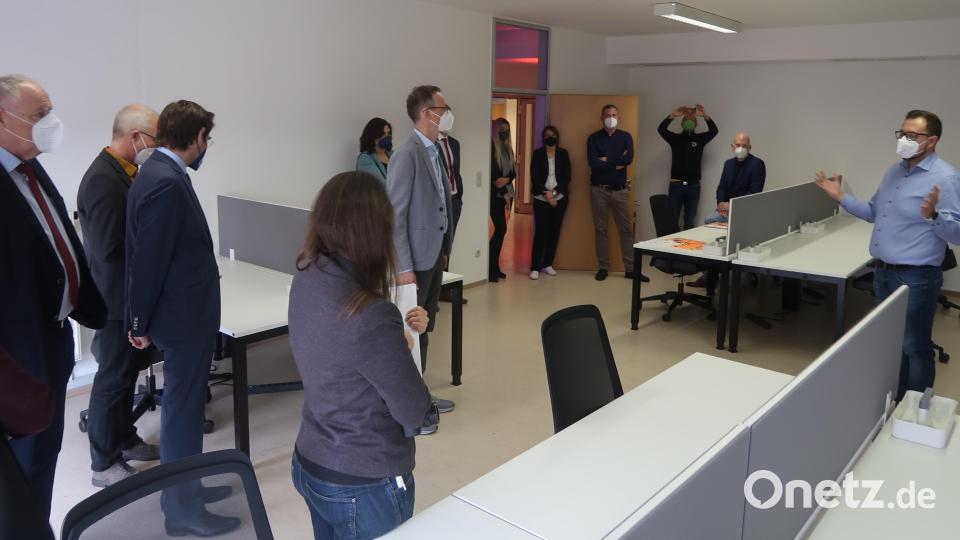 Projektmanager Andre Pscherer (rechts) führt die Eröffnungsgäste durch die Räume. Bild: Kunz